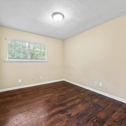 bedroom with vinyl flooring at Woodlawn Manor, located in Tuscaloosa, AL