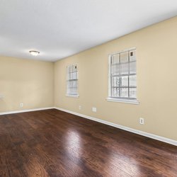 bedroom with vinyl flooring at Woodlawn Manor, located in Tuscaloosa, AL