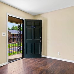 bedroom with vinyl flooring at Woodlawn Manor, located in Tuscaloosa, AL