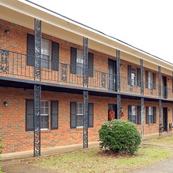exterior building with grass at the entrance at Woodlawn Manor, located in Tuscaloosa, AL