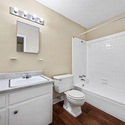 updated bathroom at Woodlawn Manor, located in Tuscaloosa, AL