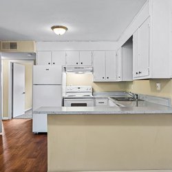updated kitchen at Woodlawn Manor, located in Tuscaloosa, AL