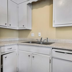updated kitchen at Woodlawn Manor, located in Tuscaloosa, AL