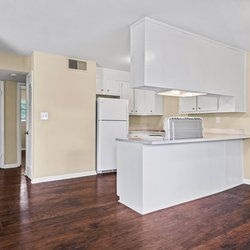 updated kitchen at Woodlawn Manor, located in Tuscaloosa, AL