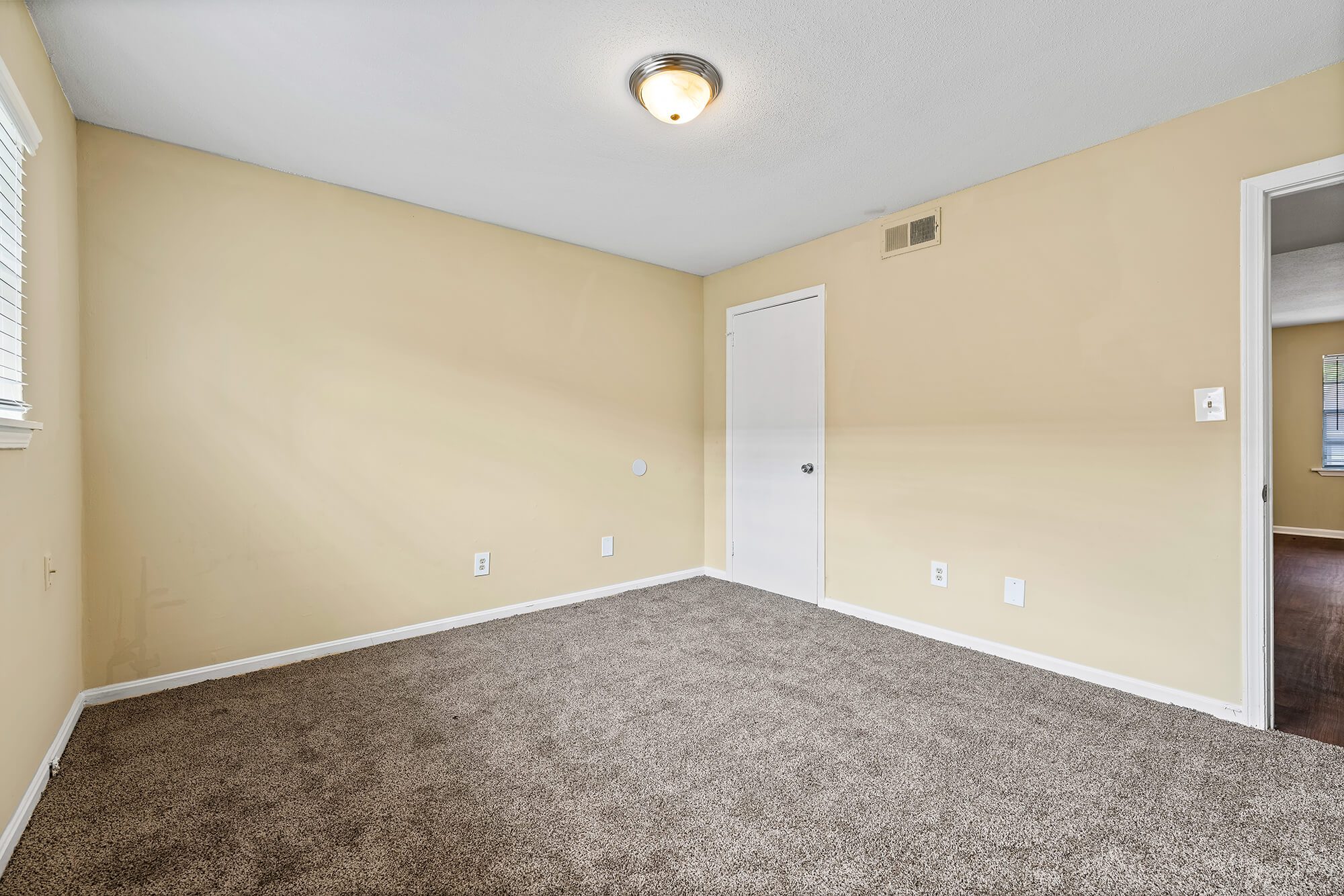 newly renovated bedroom at Woodlawn Manor, located in Tuscaloosa, AL