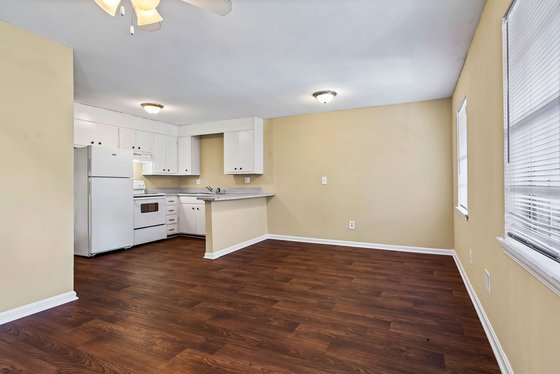 bedroom with vinyl flooring at Woodlawn Manor, located in Tuscaloosa, AL