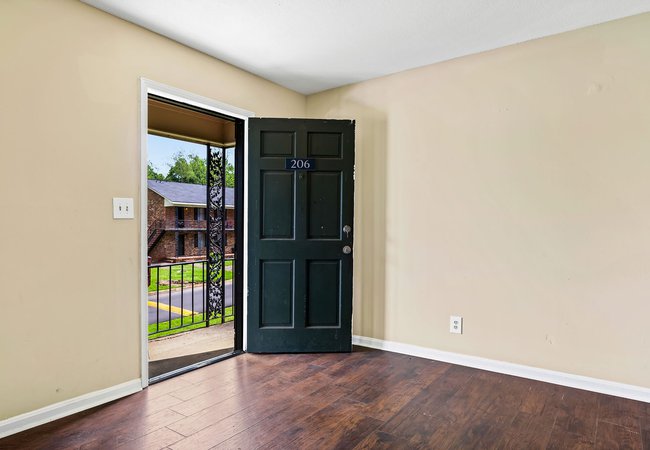bedroom with vinyl flooring at Woodlawn Manor, located in Tuscaloosa, AL