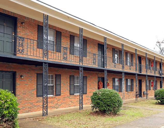 exterior building with grass at the entrance at Woodlawn Manor, located in Tuscaloosa, AL