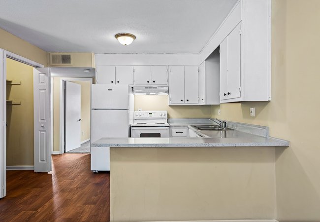 updated kitchen at Woodlawn Manor, located in Tuscaloosa, AL